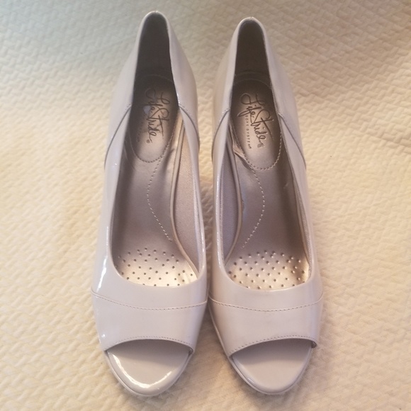 Life Stride Shoes - Life stride nude colored peep toe heels. Size 8.5